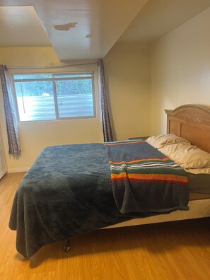 Room - Entire house 7 bedrooms and 3 bath (South Salt Lake)