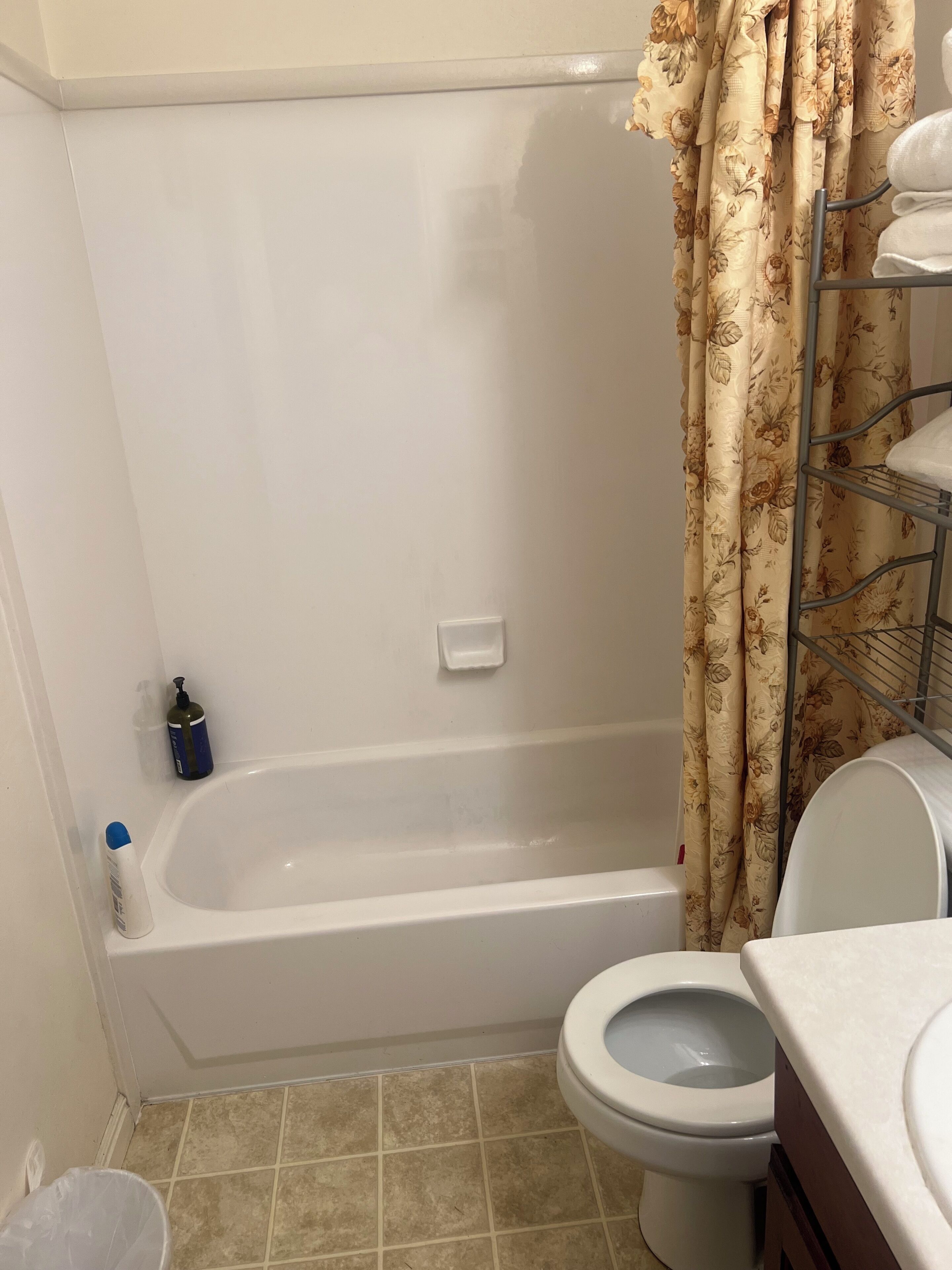 Ein Badezimmer mit Badewanne, Toilette und Duschvorhang.