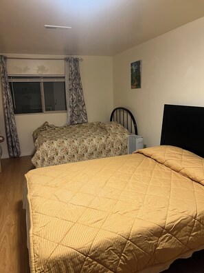 7 bedrooms, iron/ironing board, free WiFi - Entire house 7 bedrooms and 3 bath (South Salt Lake)