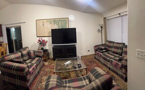 Living area - Entire house 7 bedrooms and 3 bath (South Salt Lake)