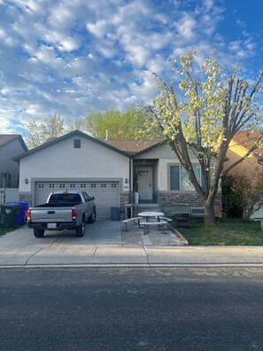 Exterior - Entire house 7 bedrooms and 3 bath (South Salt Lake)