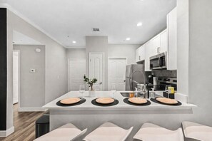 Fridge, microwave, oven, stovetop - Kota by Stylish Stays (Scottsdale)