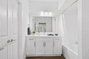 Towels, soap, shampoo, toilet paper - Kota by Stylish Stays (Scottsdale)