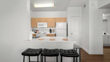 Appartement, 1 chambre, non-fumeurs, cuisine | Cuisine privée | Réfrigérateur, micro-ondes, four, plaque de cuisson
