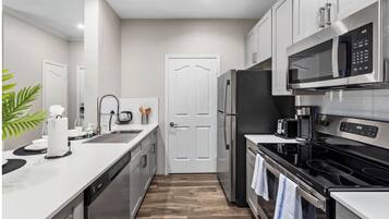 Apartment, 1 Bedroom, Non Smoking, Kitchen | Private kitchen