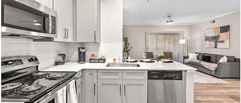 Apartment, 2 Bedrooms, Non Smoking, Kitchen | Private kitchen | Fridge, microwave, oven, stovetop