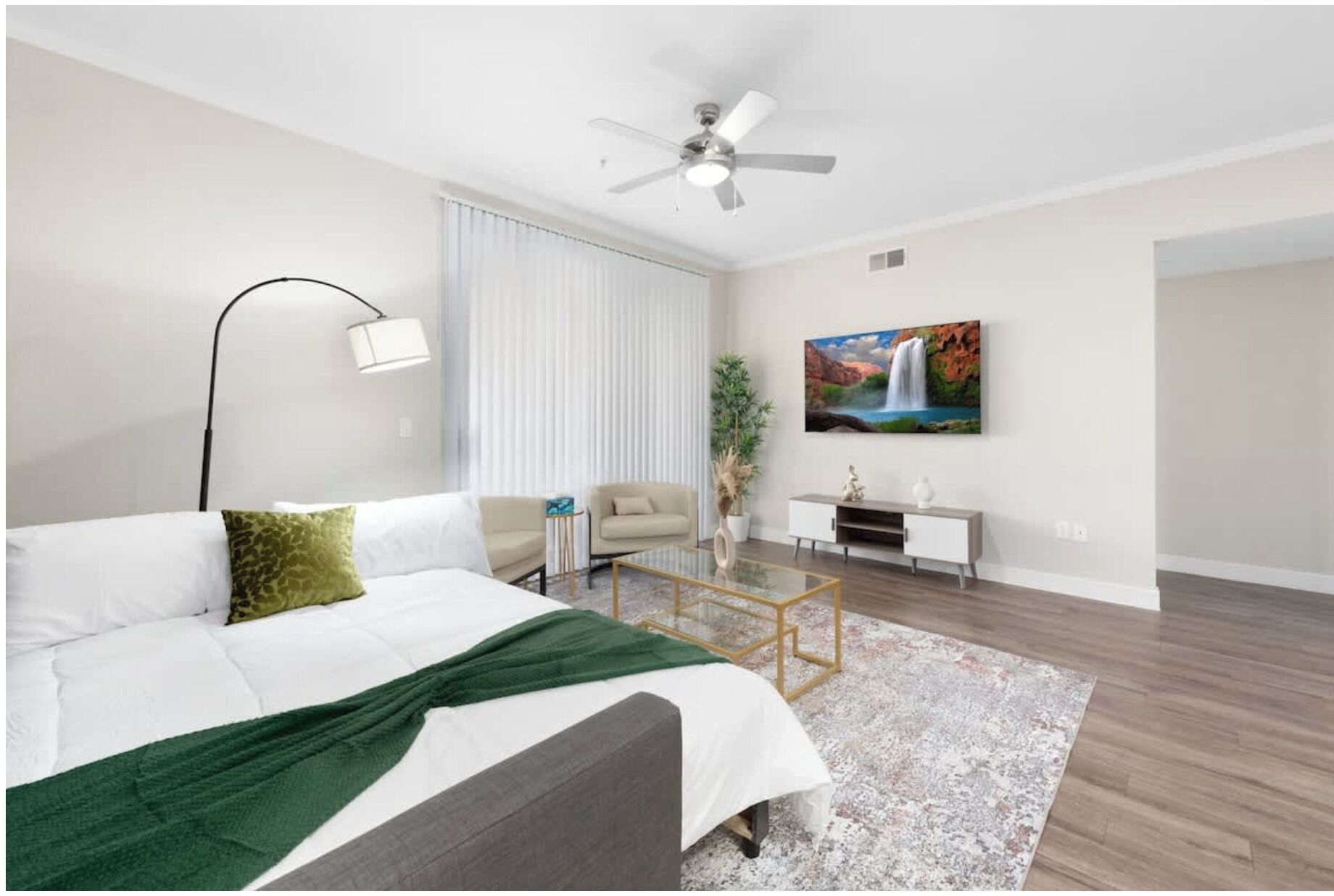 Apartment, 2 Bedrooms, Non Smoking, Kitchen | Desk, laptop workspace, blackout drapes, free WiFi