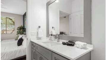 Apartment, 2 Bedrooms, Non Smoking, Kitchen | Bathroom | Towels, soap, shampoo, toilet paper
