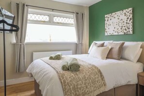 4 bedrooms, desk, iron/ironing board, free WiFi - Perfect Booking | 4 Bed Home with Garden Dining (Rhondda Cynon Taf)