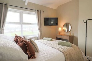 4 bedrooms, desk, iron/ironing board, free WiFi