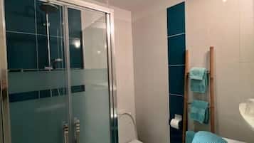 Tweepersoonskamer, uitzicht op de stad | Badkamer