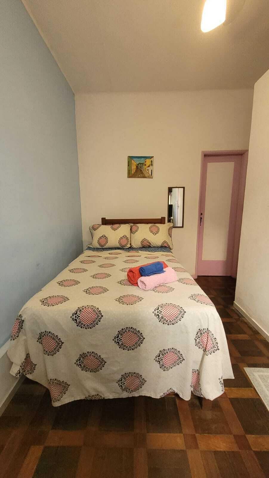 1 habitación, tabla de planchar con plancha, internet y ropa de cama 