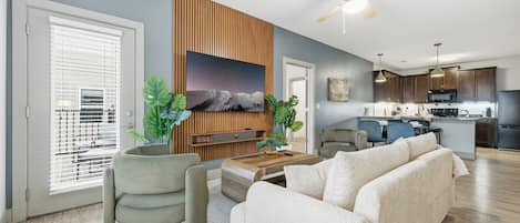 Departamento, 2 habitaciones, para no fumadores, cocina | Área de sala de estar | Smart TV de 65 pulgadas con canales digitales