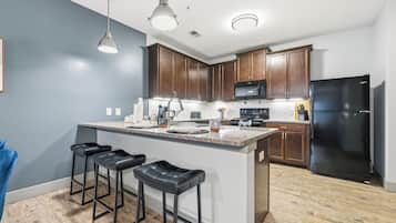 Apartment, 2 Bedrooms, Non Smoking, Kitchen | Dapur peribadi | Peti sejuk, ketuhar gelombang mikro, ketuhar, dapur