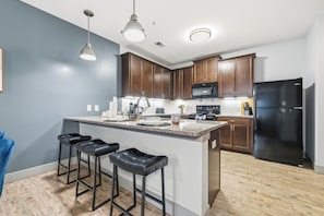 Apartment, 2 Bedrooms, Non Smoking, Kitchen | Private kitchen | Fridge, microwave, oven, stovetop - Vue by Stylish Stays (Indianapolis)