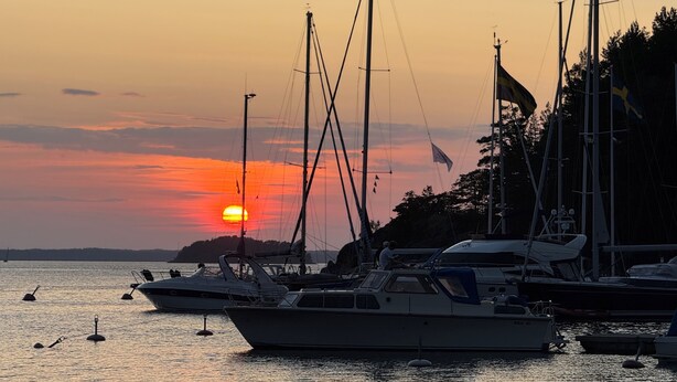 A marina with boats docked, a sunset in the background, and a clear sky. - Enjoyable 3-bedroom boat in charming Stockholm for a unique stay (Stockholm)