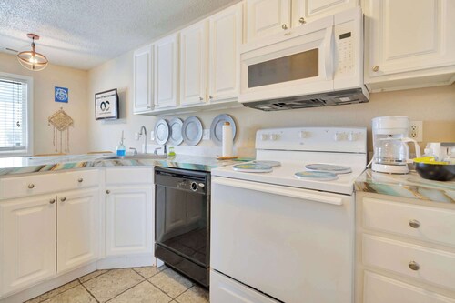 Jocelyn Manor 86 | Pet Friendly 1BR Beach Condo