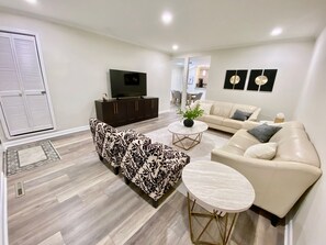 Living area - Modern & Chic 2 Bdrm Downtown Condo on Main Street (Greenville)