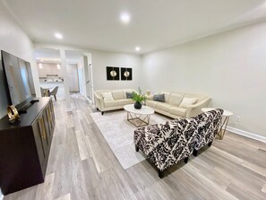 Living area - 2 Bedrooom Condo on Main Street. Downtown, Newly Renovated, & Chic (Greenville)