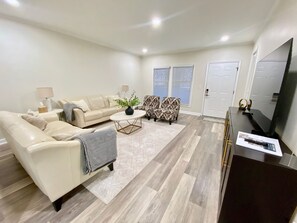 Smart TV - 2 Bedrooom Condo on Main Street. Downtown, Newly Renovated, & Chic (Greenville)