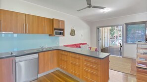 Private kitchen - Picnic Bay Apartment 3. – Relaxed Beachside Escape (Picnic Bay)