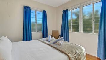 2 bedrooms, iron/ironing board, bed sheets