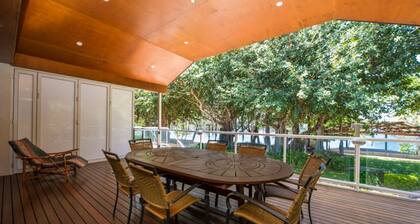 Picnic Bay Apartment 3. â Relaxed Beachside Escape