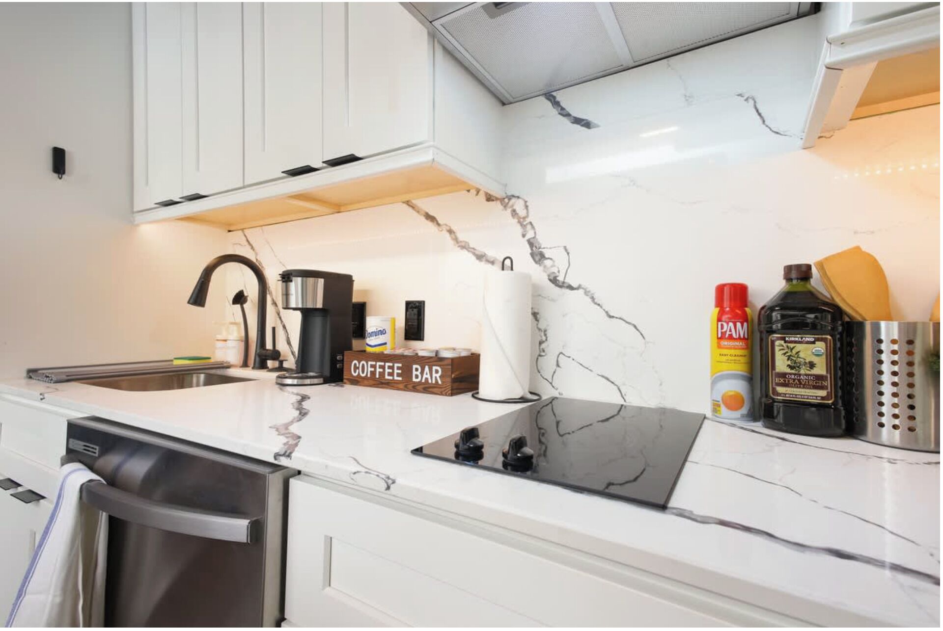 Apartment, 2 Bedrooms, Non Smoking, Refrigerator | Private kitchen | Fridge, microwave, oven, stovetop