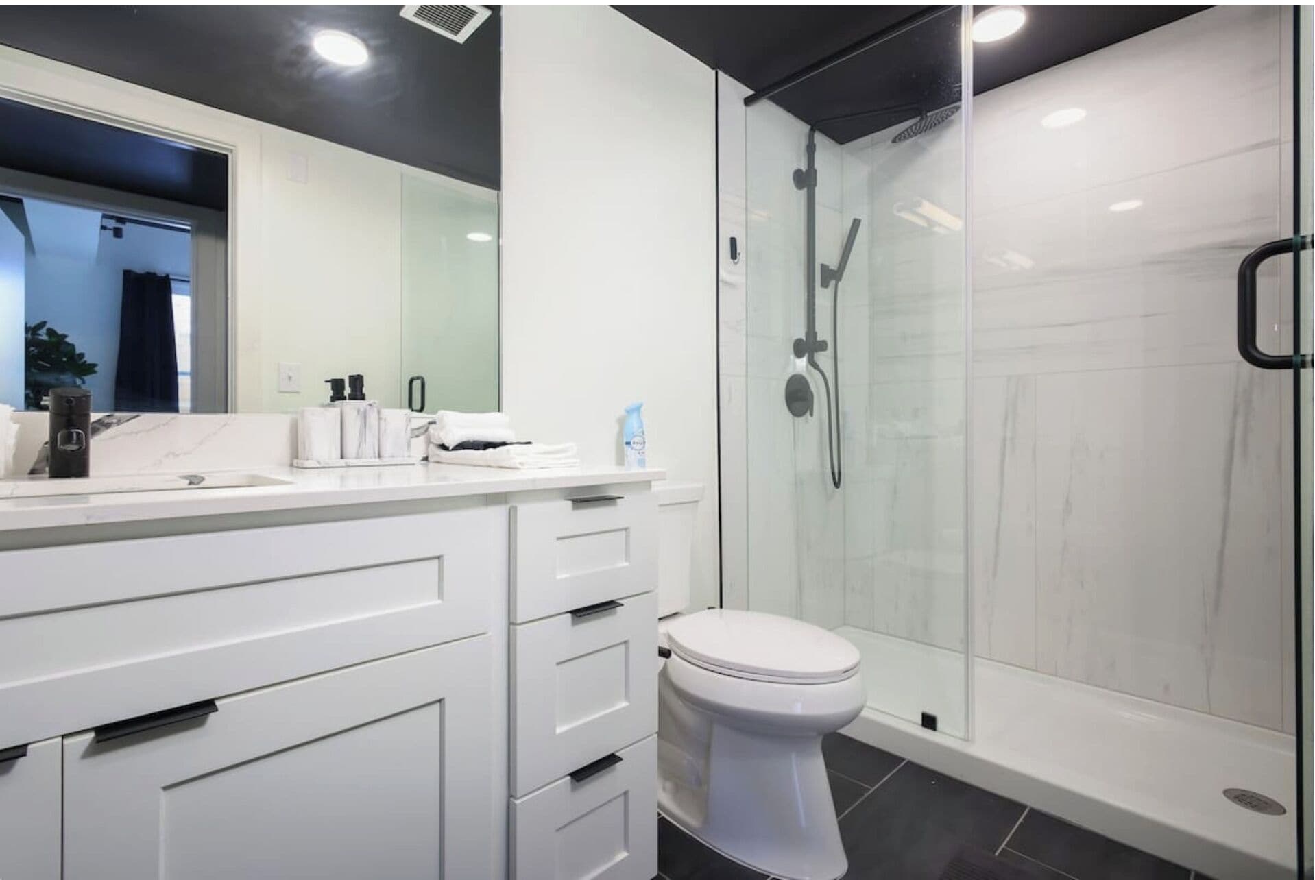 Apartment, 2 Bedrooms, Non Smoking, Refrigerator | Bathroom