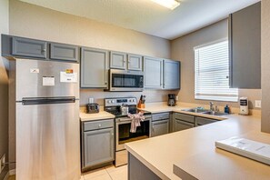 Private kitchen - Spacious 4-bedroom condo right outside of Disney with lovely amenities (Davenport)