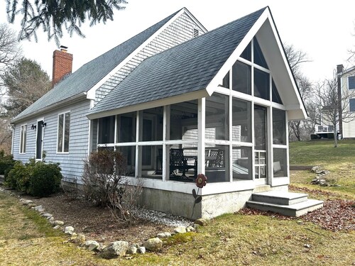 Perfect 3-bedroom house in welcoming Green Hill Beach  neighborhood