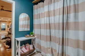 Interior - Bachelorette Pool House FW (Edgecliff Village)
