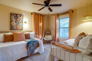 6 bedrooms, desk, iron/ironing board, travel cot - Bachelorette Pool House FW (Edgecliff Village)