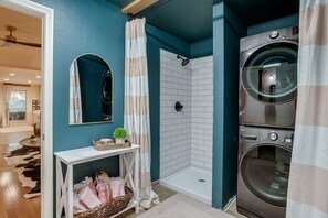 Shower, hair dryer, towels - Bachelorette Pool House FW (Edgecliff Village)