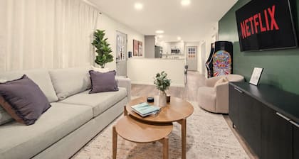 10 mins to NRG: Fire pit + Hot Tub + Sauna + BBQ Grill - 4 Bedroom + 2 Bathroom