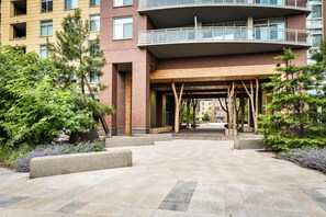 Exterior - The Sur by Stylish Stays (Arlington)