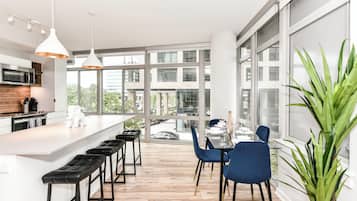 Apartment, 2 Bedrooms, Non Smoking, Kitchen | Private kitchen | Fridge, microwave, oven, stovetop