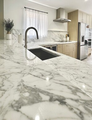 Private kitchen - Tranquil Lake Vibes - 1.7mi from Restaurants & Downtown Chandler. (Chandler)