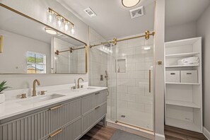 Shower, hair dryer, towels, soap - The Happy Beach House (San Leon)
