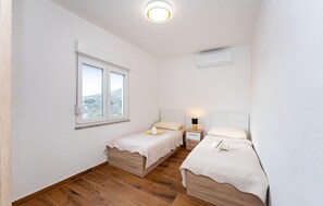 3 bedrooms, iron/ironing board, travel cot, free WiFi - Cozy apartment in Jasenice with house sea view (Jasenice)