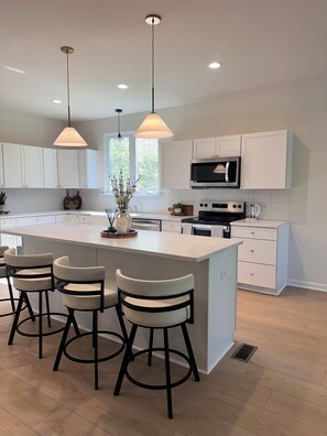 Private kitchen - Spacious 4-bedroom house in peaceful Mineral near Lake Anna (Mineral)