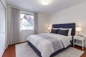 3 bedrooms, iron/ironing board, Internet, bed sheets - Cozy Furnished Garden Suit (Pitt Meadows)