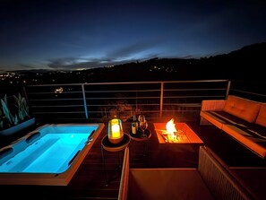 Outdoor spa tub - Vrbo Property (Campos do Jordão)