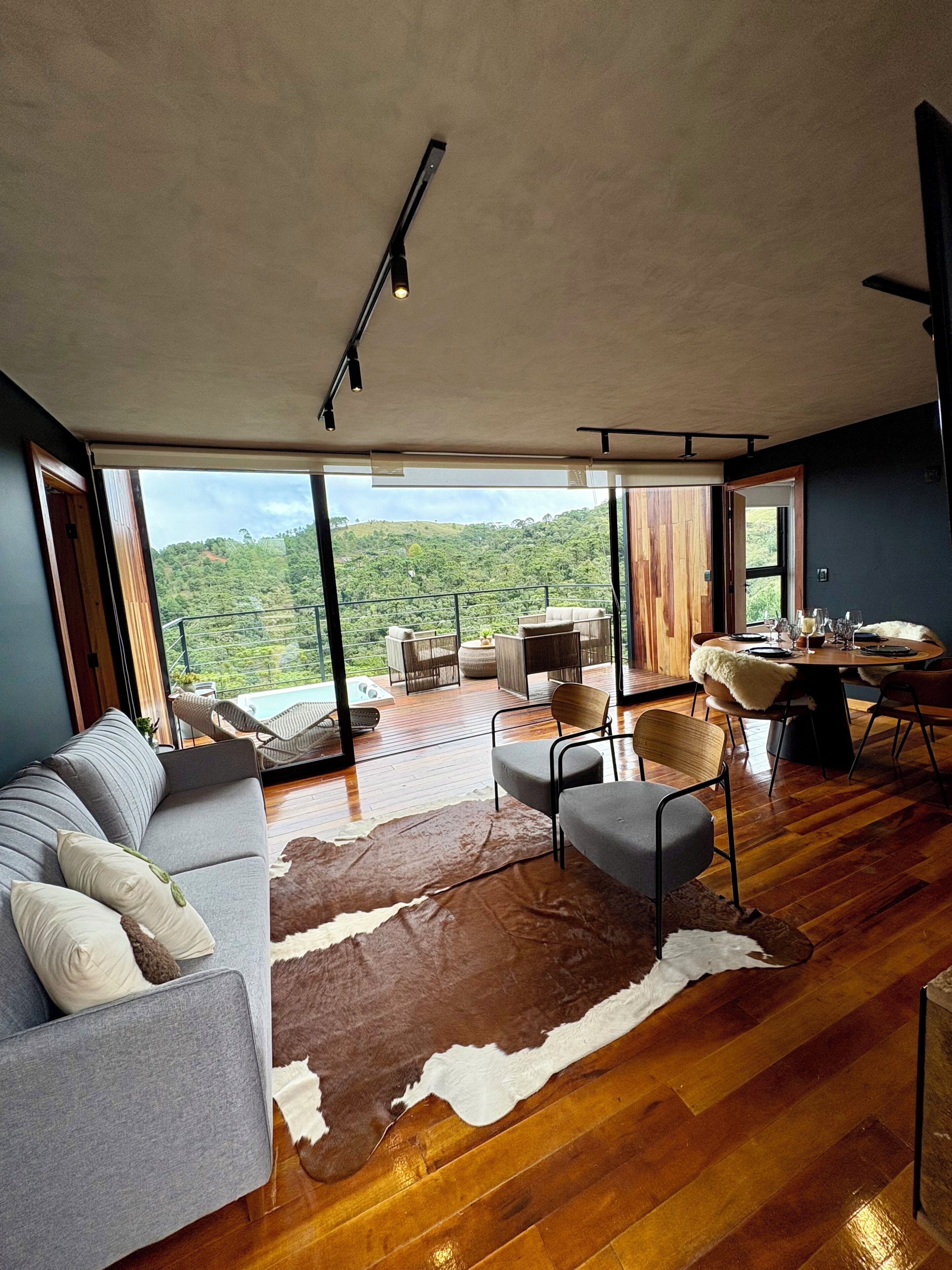 Smart TV y chimenea 