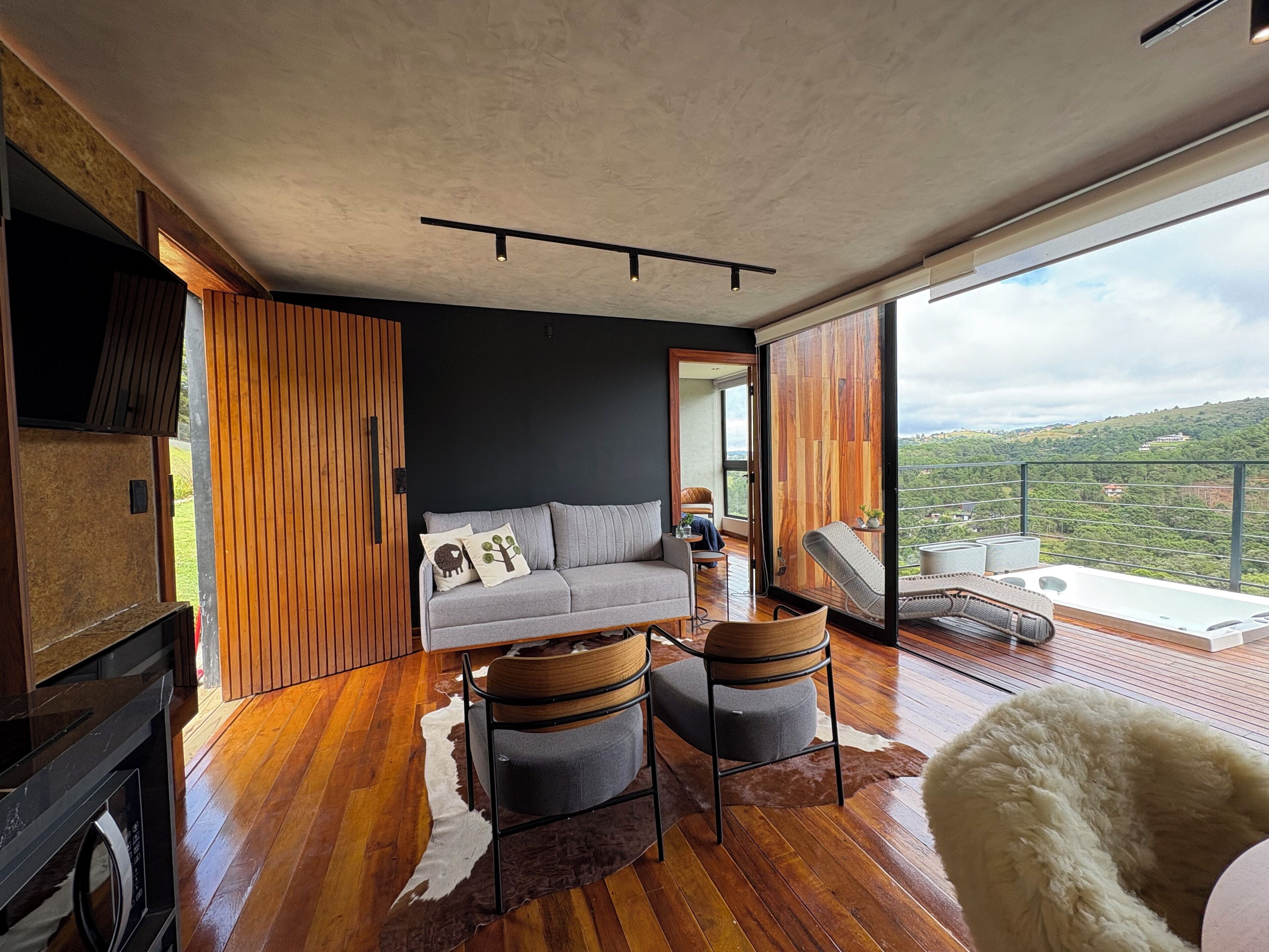 Smart TV, fireplace