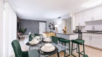 Apartment, 2 Bedrooms, Non Smoking, Kitchen | Interior