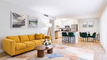 Apartment, 2 Bedrooms, Non Smoking, Kitchen | Living area