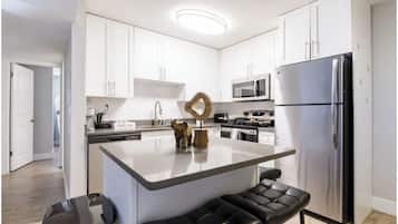 Apartment, 2 Bedrooms, Non Smoking, Kitchen | Private kitchen | Fridge, microwave, oven, stovetop