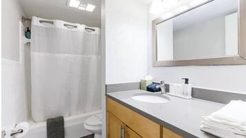 Appartement, 2 slaapkamers, niet-roken, keuken | Badkamer | Een haardroger, handdoeken, zeep, shampoo