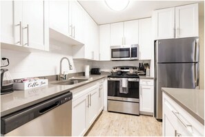 Apartment, 2 Bedrooms, Non Smoking, Kitchen | Private kitchen | Fridge, microwave, oven, stovetop